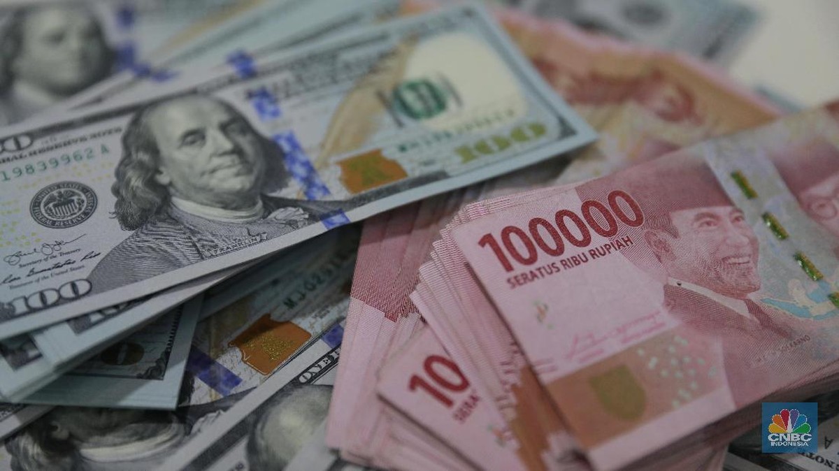 Rupiah Ditutup Loyo, Dolar AS Naik Jadi Rp16.885