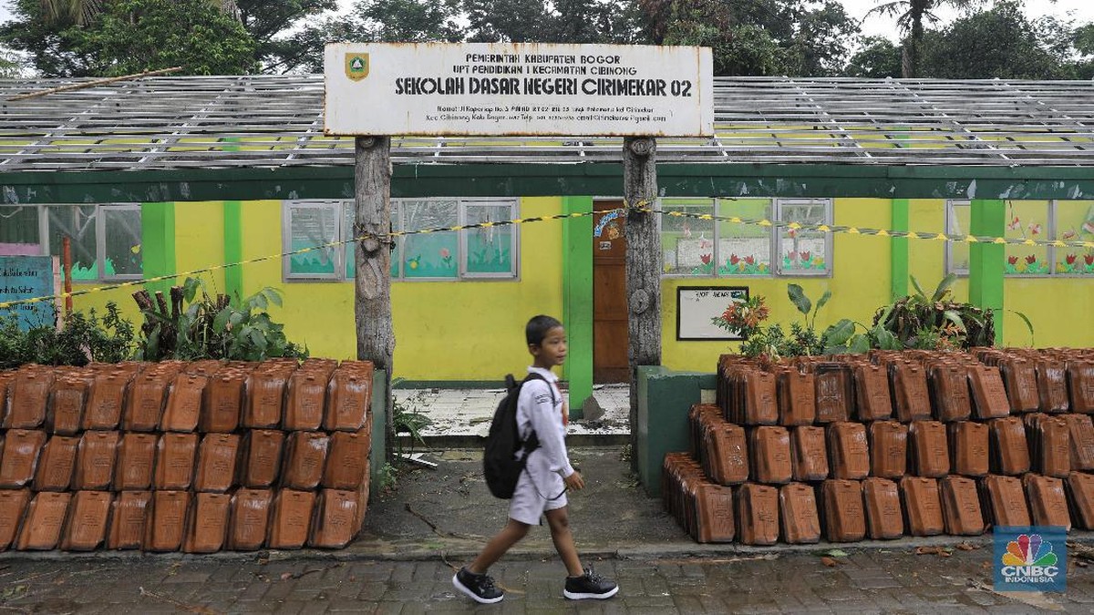 Guru SD Tak Sengaja Temukan Harta Karun Miliaran di Halaman Sekolah