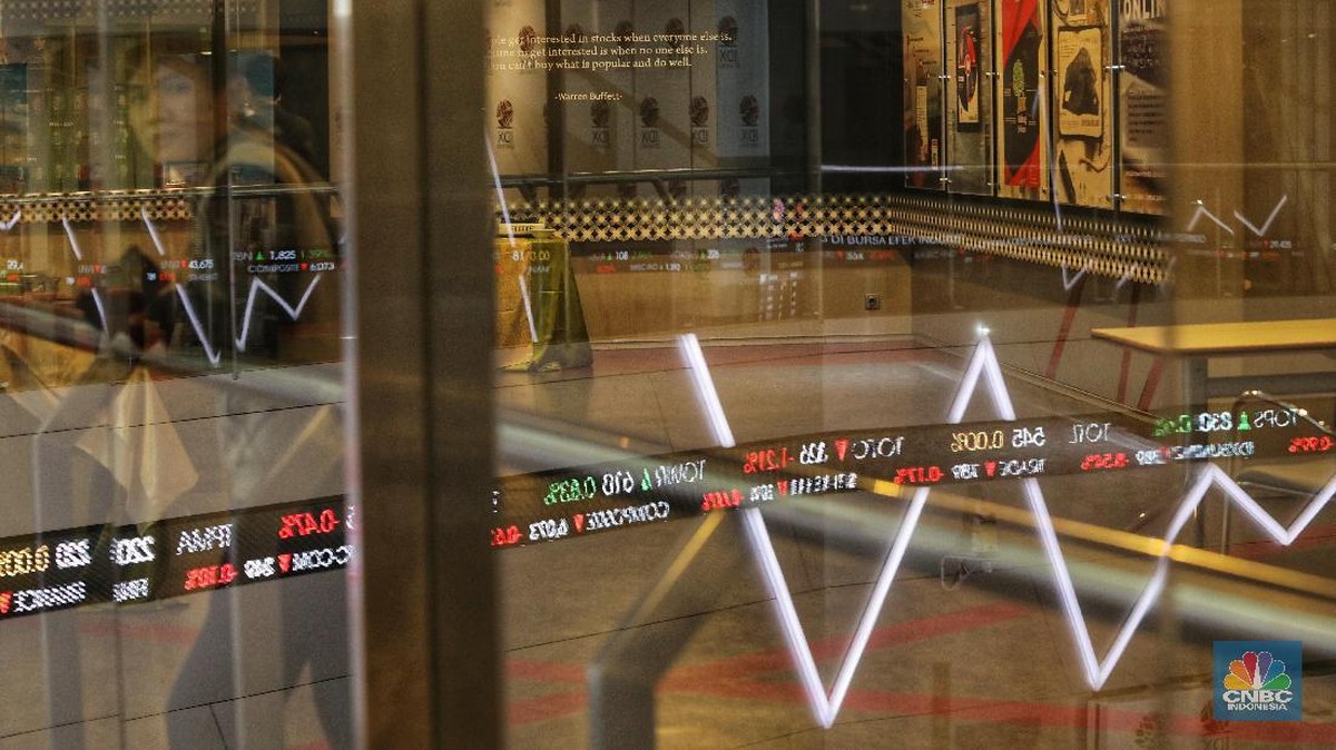 IHSG Sesi 1 Turun 1,81%, Sempat Sentuh Level 7.100-an
