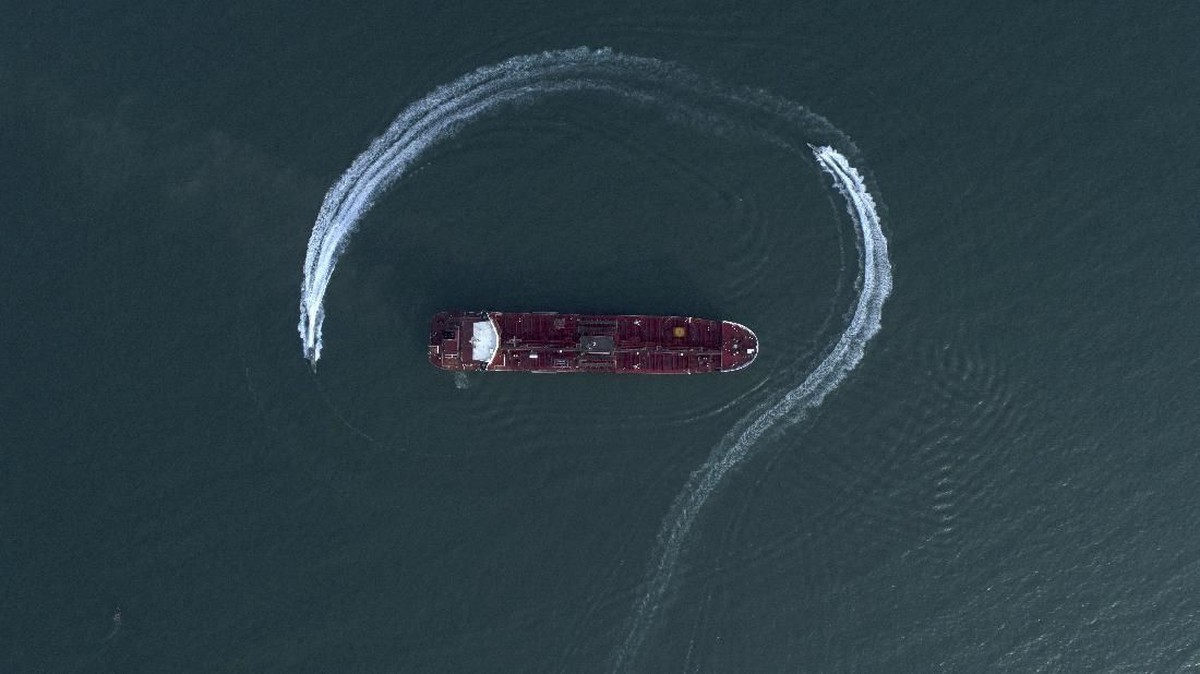 Selat Hormuz Ditutup, Harga Minyak Bisa Tembus US$100 per Barel?