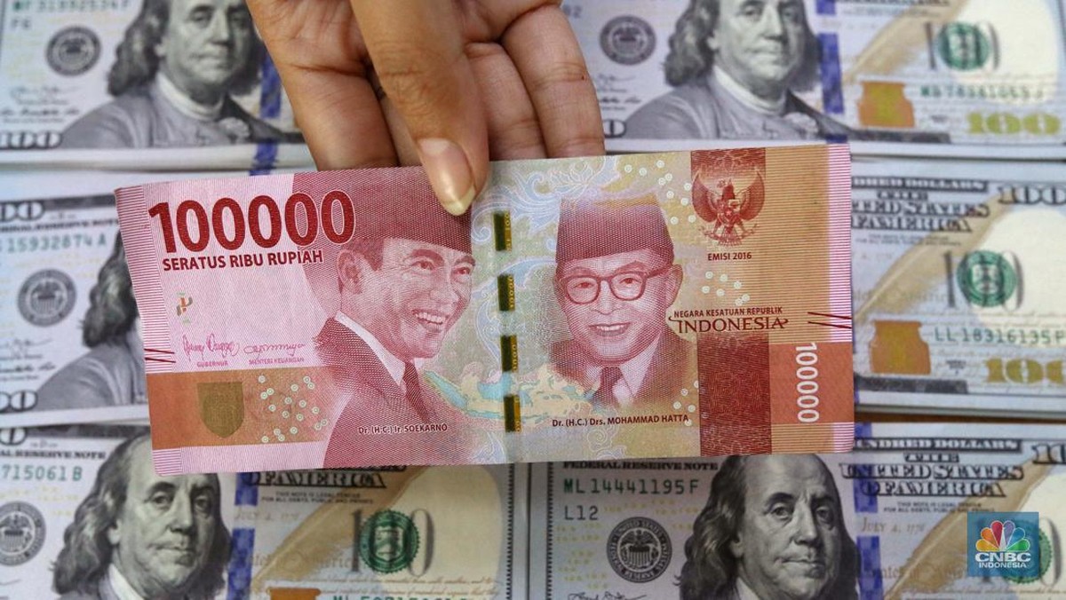 Rupiah Loyo Jelang Akhir Pekan, Dolar AS Naik ke Rp16.900