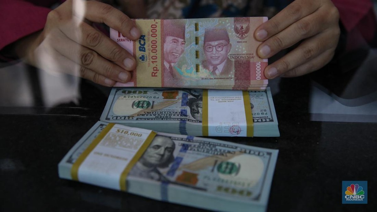 Breaking News! Rupiah Tertekan, Dolar AS Makin Dekati Rp17.000
