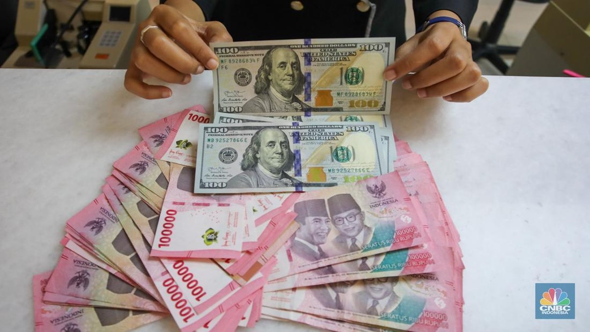 Rupiah Ditutup Melemah 0,55%, Dolar AS Naik Jadi Rp16.855