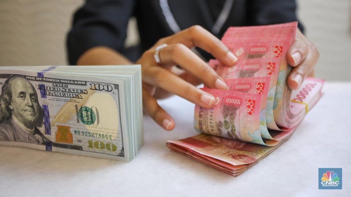 Rupiah Ditutup Menguat Tipis, Dolar AS Turun ke Rp16.875