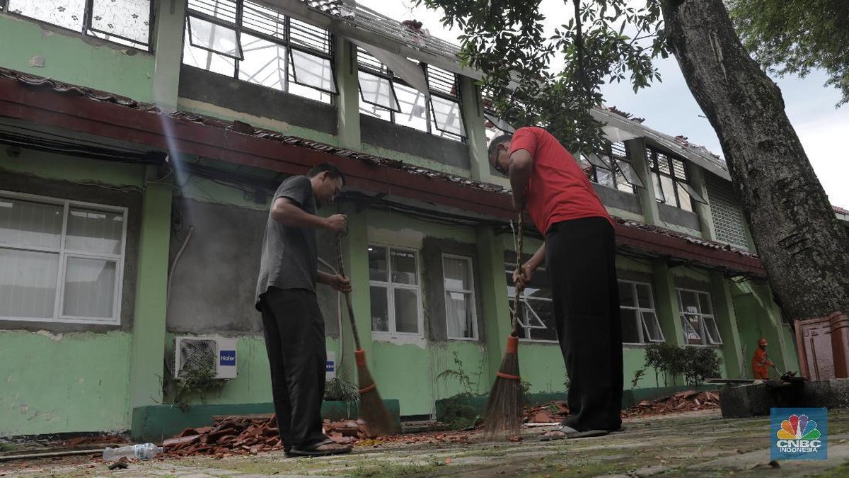 Guru SD Kaya Mendadak, Ketemu Harta Karun Miliaran di Halaman Sekolah