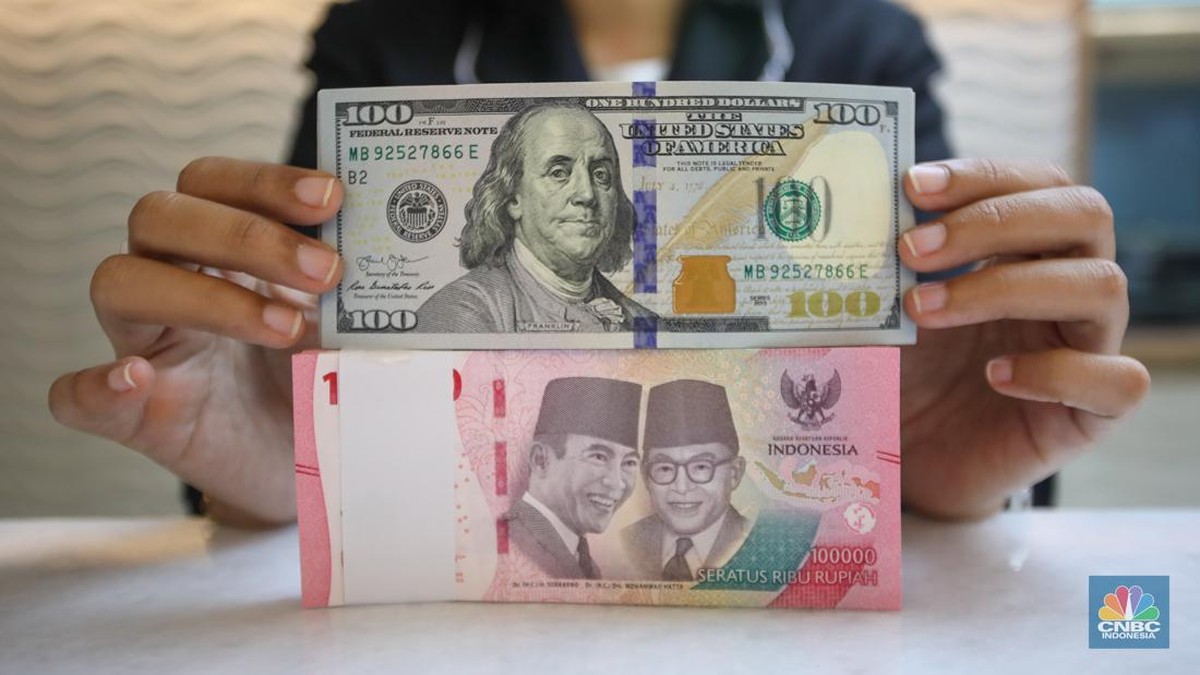 Rupiah Tampil Perkasa, Dolar AS Ditutup Turun ke Rp17.005