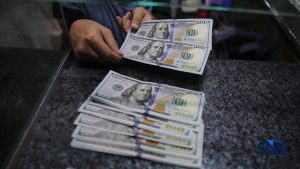 Rupiah Terpuruk, Bank Ini Sudah Jual Dolar Rp18.000