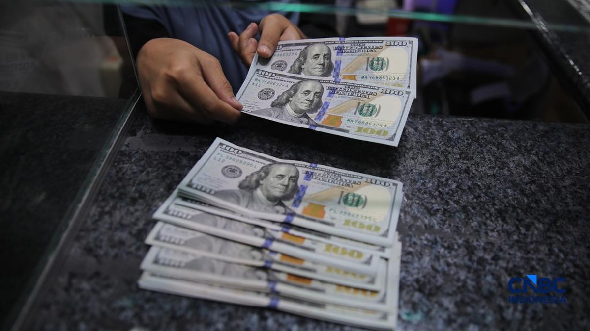 Rupiah Terpuruk, Bank Ini Sudah Jual Dolar Rp18.000