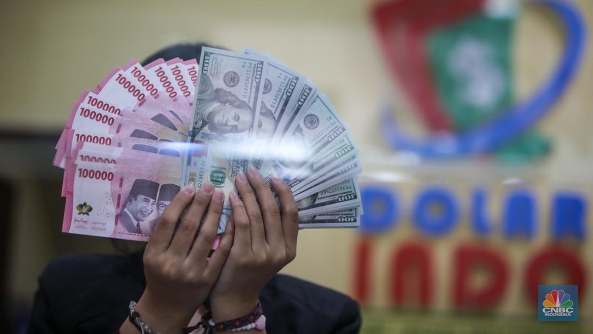 Rupiah Kembali Melemah, Dolar AS Naik Jadi Rp 17.975