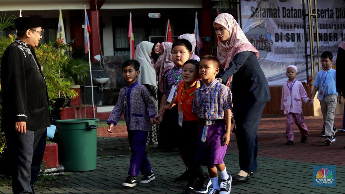 Modal Cangkul, Guru SD Dapat Harta Karun Miliaran di Halaman Sekolah