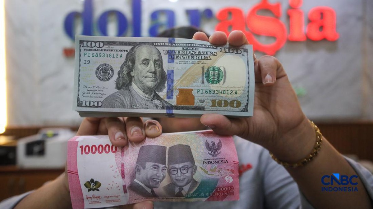 Rupiah Gagal Bertahan, Dolar Menguat ke Rp18.015