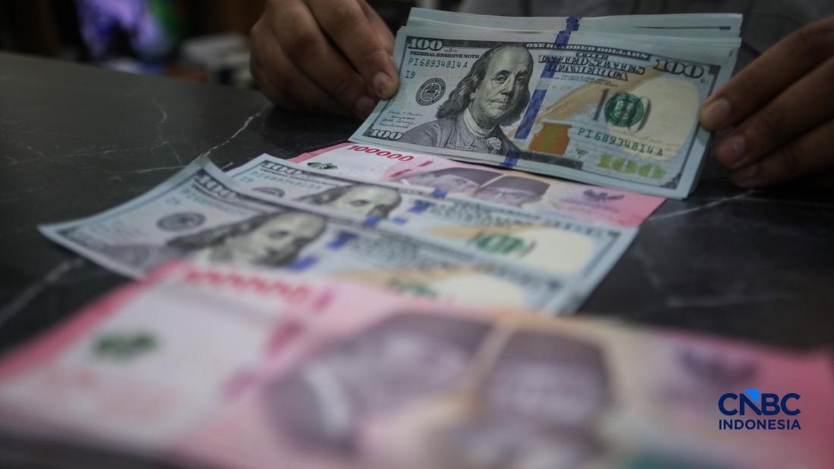 Rupiah Kehabisan Tenaga, Dolar AS Kembali Naik ke Rp17.830