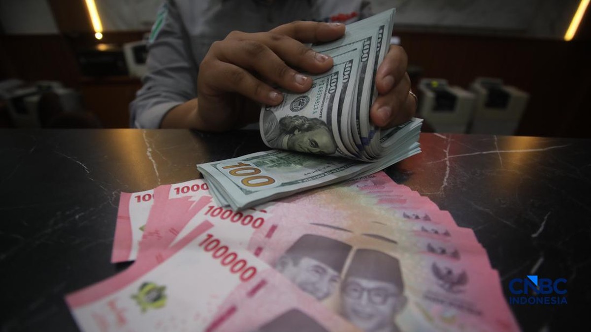 Rupiah Ditutup Menguat Tipis, Dolar AS Turun ke Rp17.980