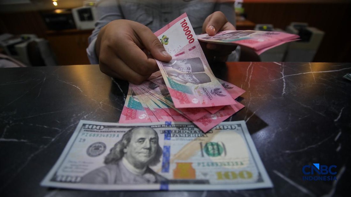 Rupiah Ditutup Melemah 0,17%, Dolar AS Naik ke Rp17.850