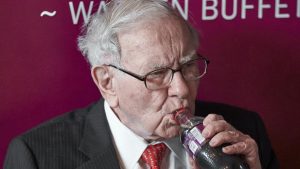 Warren Buffett Tinggalkan Kursi Ketua Berkshire Setelah 60 Tahun