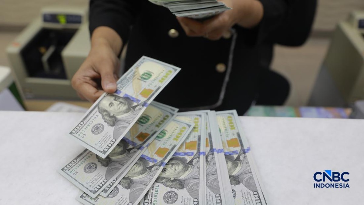 Sebelum Tekanan Dolar Mereda, Money Changer Sempat Jual Rp18.300/US$