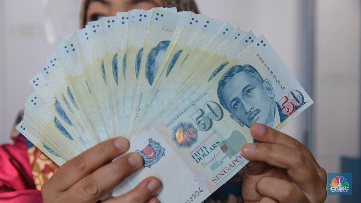 Ramai Jual Dolar Singapura Saat Rupiah Lesu, Untung Berkali Lipat
